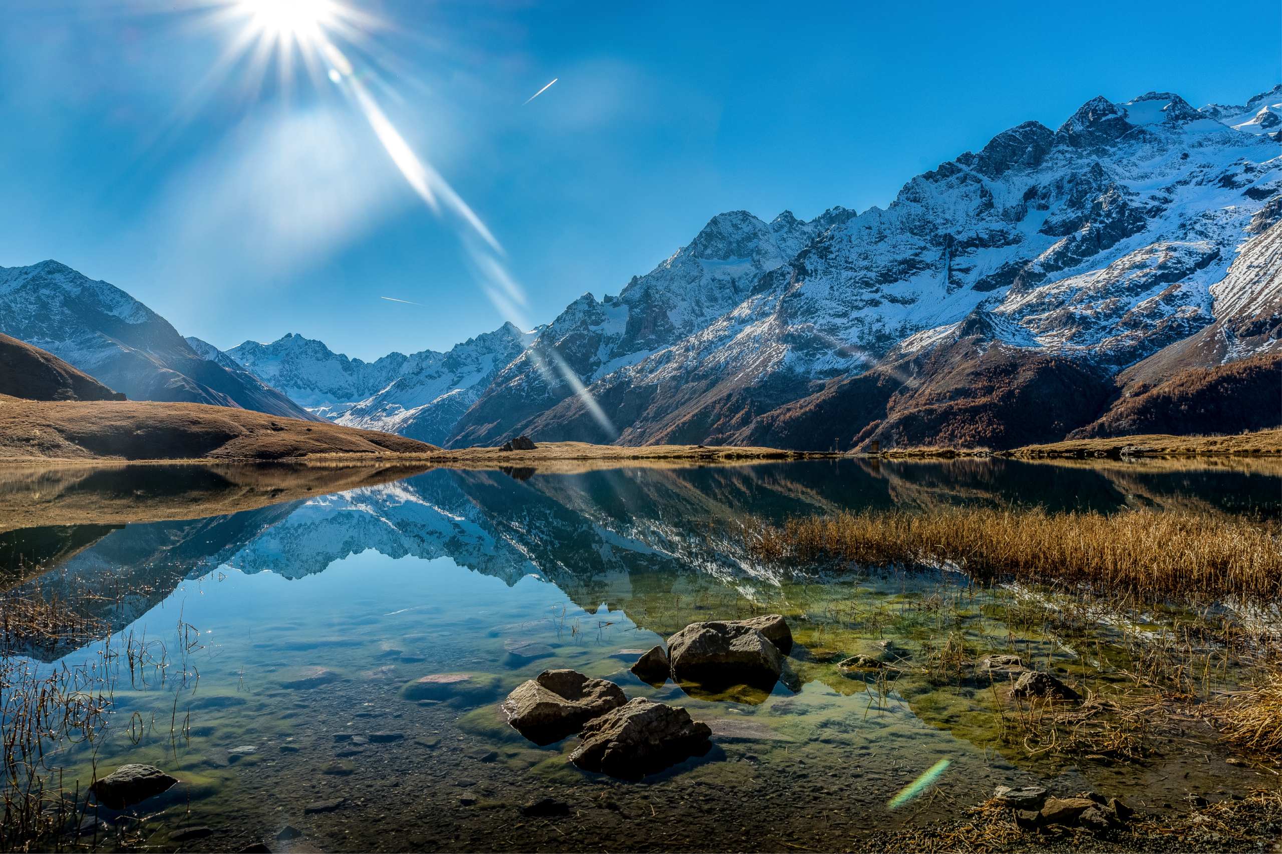Paisaje andino con laguna y montañas